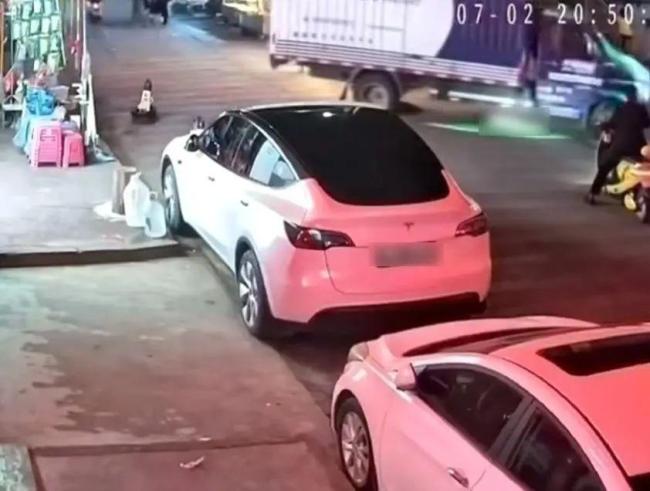 一幼童躺街上被貨車碾壓身亡 悲劇引發(fā)熱議