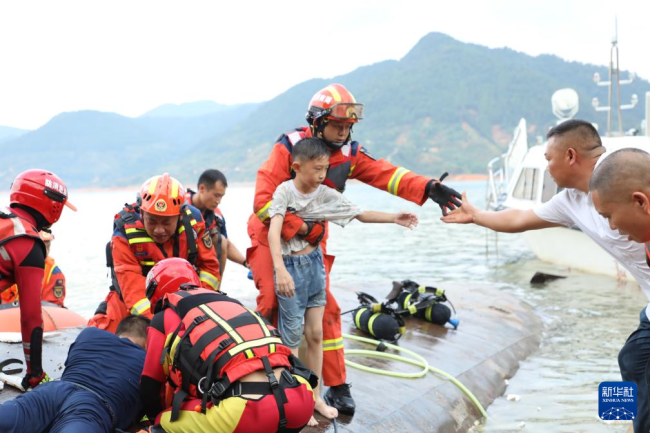 郴州一船只遭遇罕见大风侧翻 29人落水紧急救援中