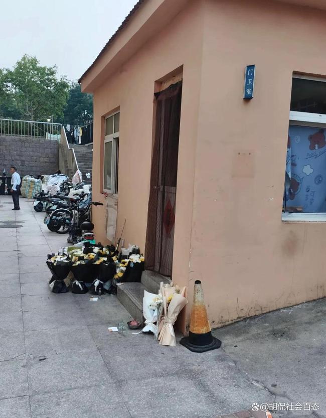 學生在宿管大爺生前屋外放鮮花悼念 高溫下的悲劇引發(fā)深思
