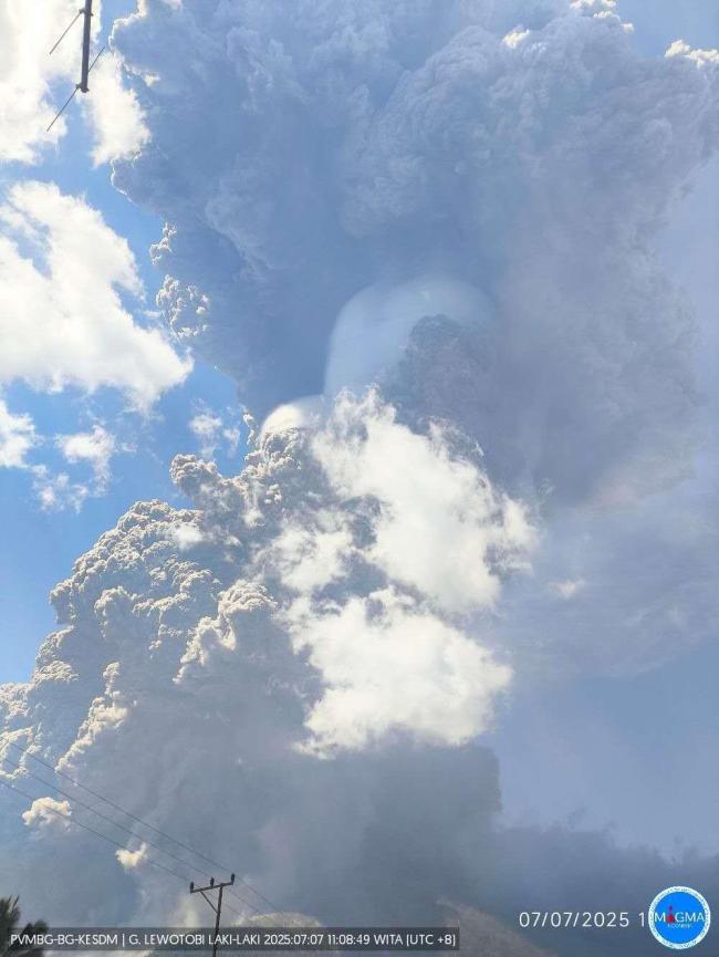 火山灰柱最高達(dá)1.8萬(wàn)米 印尼勒沃托比火山噴發(fā)