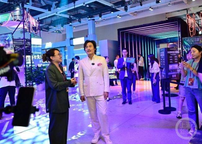演員耿樂被重慶的現(xiàn)代科技震撼