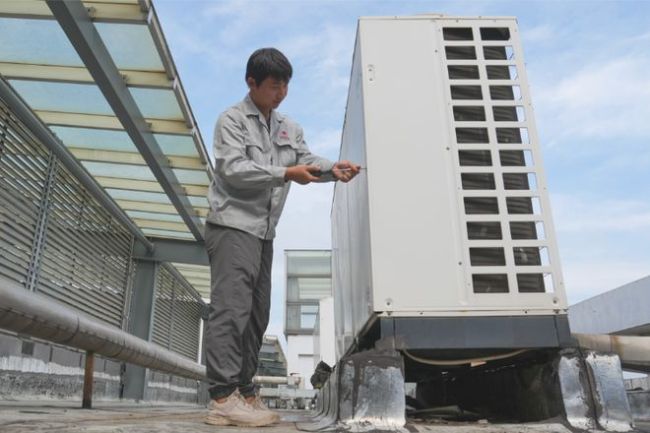 高温下的宿舍不能靠心静自然凉 学生期盼空调成基本刚需