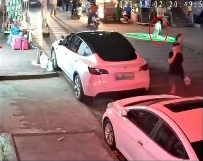 一幼童躺街上被貨車碾壓身亡 悲劇引發(fā)熱議