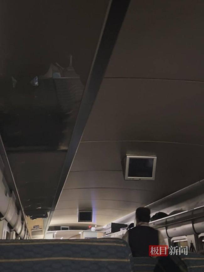 一列車(chē)抵達(dá)南京南站前停車(chē)停電