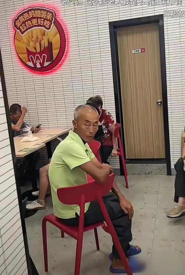華萊士門店回應(yīng)用喇叭趕蹭空調(diào)老人！