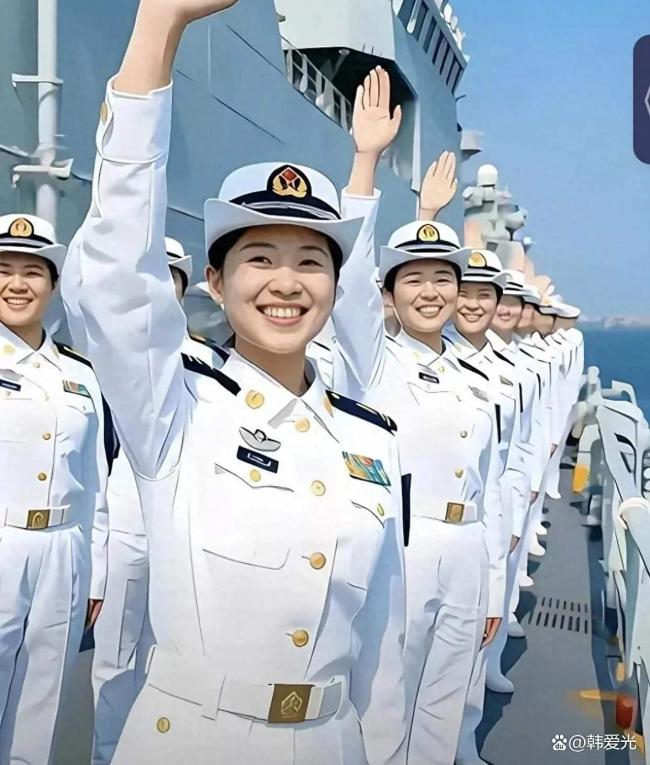 山东舰女兵被夸漂亮后想学粤语 军民互动温情满满