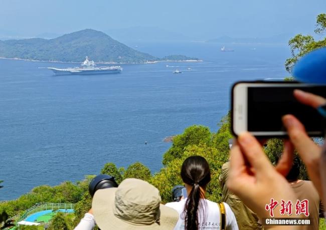 香港市民送別山東艦編隊(duì) 場(chǎng)面震撼 國(guó)旗飄揚(yáng)情感濃