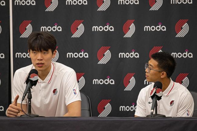青岛男篮翻译随杨瀚森赴美爆红网络 从助手到左膀右臂的飞跃