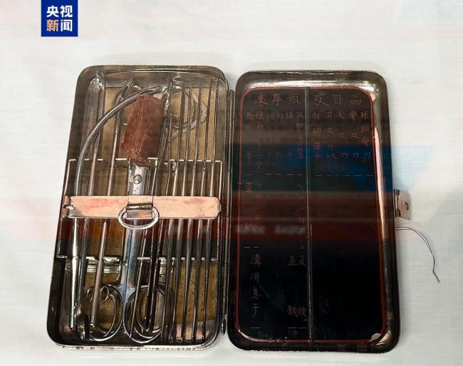 日本731隊員：解剖人體時還是溫?zé)岬模?/></p><p>哈爾濱市侵華日軍細菌與毒氣戰(zhàn)史研究會副秘書長金士成表示，將人和動物比作“馬路大”,，是對人的尊嚴(yán)的一種踐踏,。根據(jù)七三一部隊第四部的部長川島清在伯力審判時的證言，1939年到1945年間,，每年被押進七三一部隊本部監(jiān)獄用作實驗材料的有400至600人,，每年因受實驗而死去的至少有600人，總數(shù)不少于3000人,。通過對特別移送檔案和口述證言的統(tǒng)計,，可以確認在七三一部隊“四方樓”慘遭人體實驗的受害者有1549人。</p><p class=