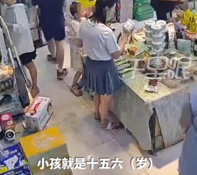 少年超市偷拍女生裙底女子要求道歉 家長應加強教育