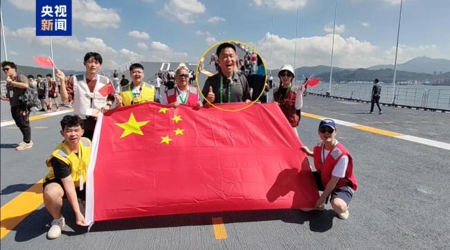 霍啟剛夫婦一同參觀山東艦 感受國之重器魅力