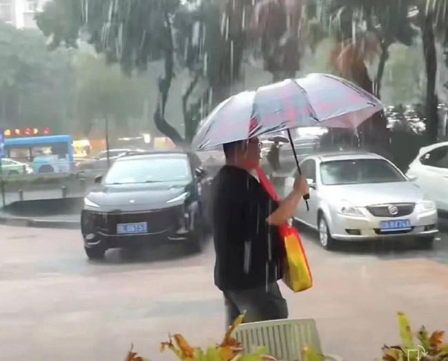 高校老師為重癥學(xué)子辦畢業(yè)儀式 暴雨中綻放的最暖瞬間