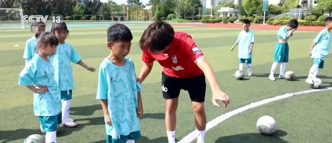 “蘇超”隊(duì)員教踢球,！多地暑托班開班 孩子很喜歡