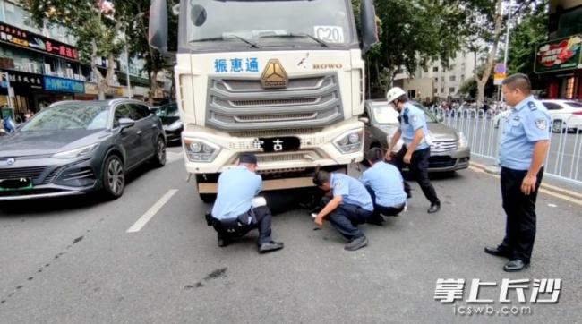 雨花公安8分鐘成功解救被困車底群眾 警民合力救援