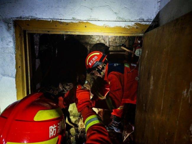 消防員凌晨在垮塌房屋中救出8旬老人 暴雨中緊急救援