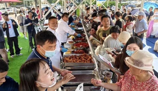 鄭州無星級(jí)酒店擺攤創(chuàng)銷售紀(jì)錄 日入3萬(wàn)引熱議