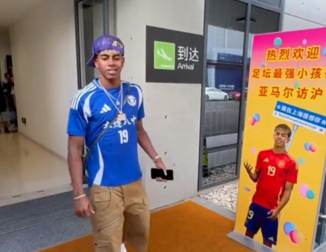 太會(huì)玩！亞馬爾身著“大連隊(duì)服”來(lái)華引人矚目,，助力青年足球人才培養(yǎng)