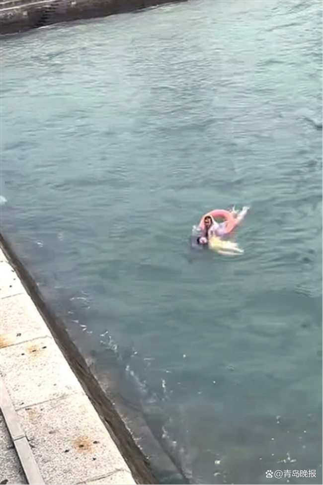 女孩溺水路人大姐救人 英勇一跃挽救生命