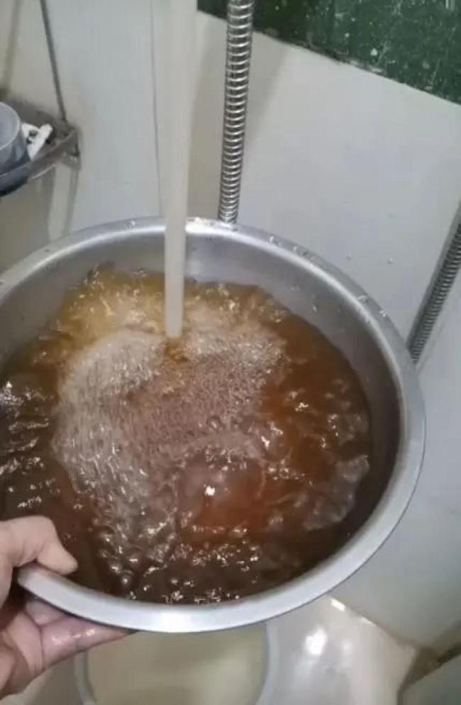 自來水呈黃色 居民:炒菜省醬油