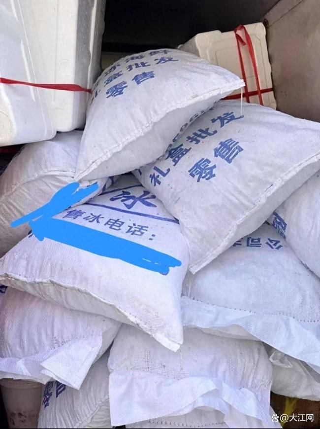 山東部分中小學(xué)家長自發(fā)買冰塊降溫