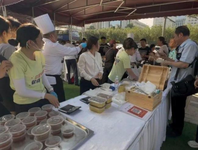 鄭州奧體中心星級酒店擺攤創(chuàng)銷售紀錄 市民排隊搶購