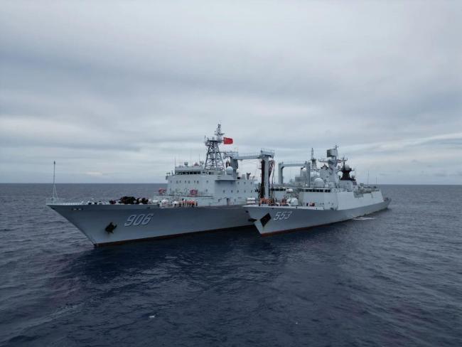 戰(zhàn)艦劈波斬浪與彩虹同框 高清壁紙請查收