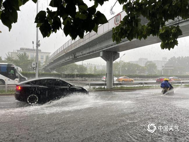實拍：北京大雨道路積水 行車如劃船！