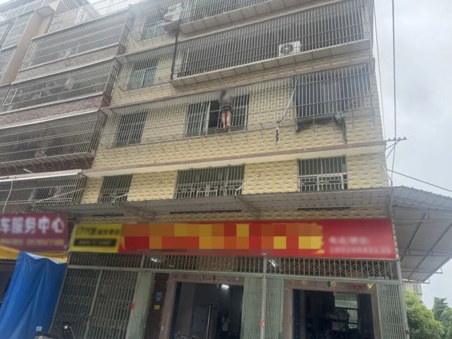 事發(fā)揭陽(yáng),！女子被欠貨款欲跳樓消防勸回