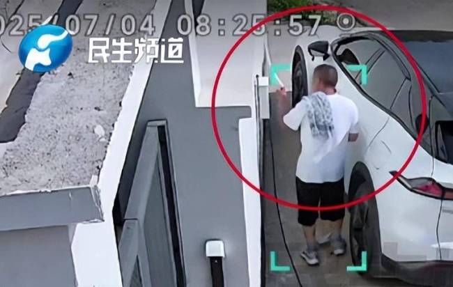 男子開車瞬間被臭暈倒地不起 車內(nèi)異味引擔(dān)憂