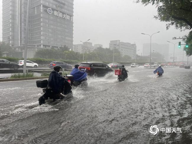 实拍：北京大雨道路积水 行车如划船！