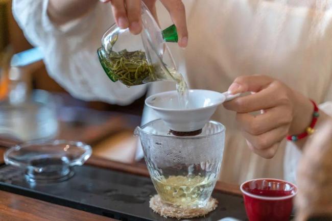 用茶水送服藥物，到底是有效輔助??還是??暗藏風險??,？ 科學用藥,，從白開水開始