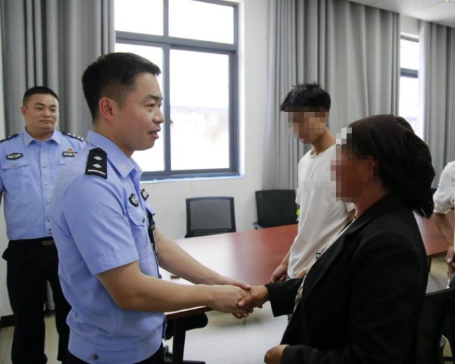 因情感問題男子河邊吃鼠藥輕生 幸好被民警救起