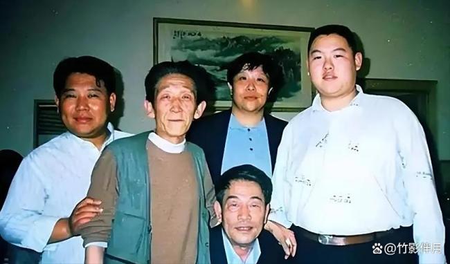 杨少华高温天被儿子推着赚钱？晚年成“IP道具”引发争议
