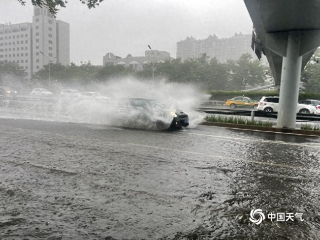 實拍：北京大雨道路積水 行車如劃船,！