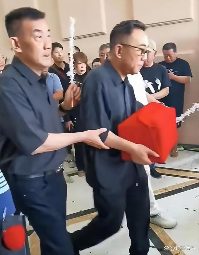 楊少華出殯場面盛大 百輛豪車送行 葬禮排場引發(fā)熱議