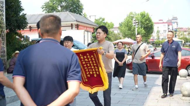 張家界司機(jī)用生命救下一車韓國(guó)游客