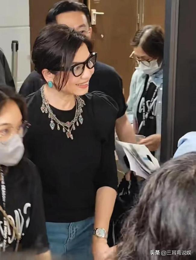钟楚红现身陈慧琳香港演唱会 优雅气质再成焦点