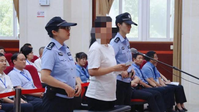 市長帶領(lǐng)導(dǎo)班子成員現(xiàn)場聽貪官懺悔