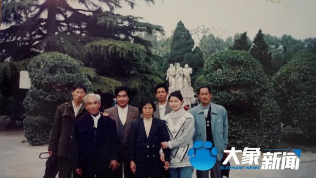 河南工地大叔：會(huì)把學(xué)習(xí)讀書持續(xù)下去 讀書成為生活一部分