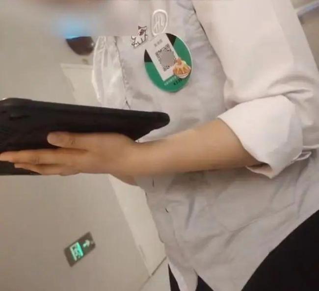 合肥一家海底捞店员佩戴打赏码 小费文化引热议