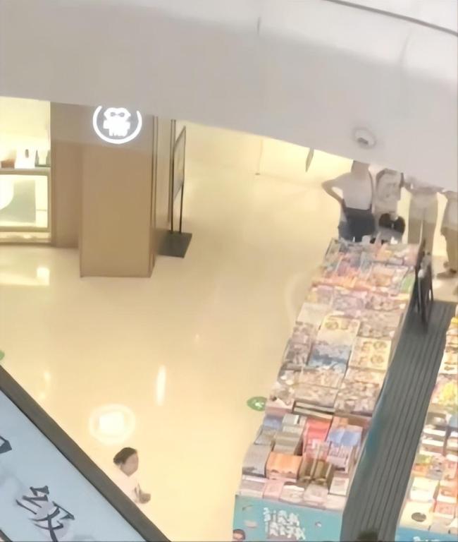 綠衣男從商場(chǎng)三樓拋下椅子 涉嫌高空拋物險(xiǎn)傷人