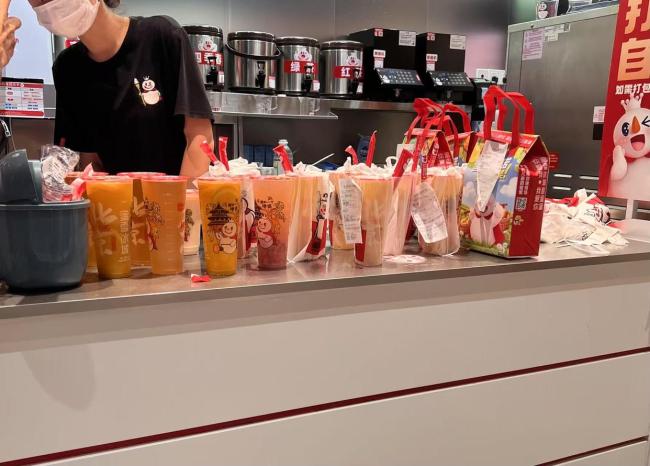 外賣大戰(zhàn)周末繼續(xù) 用戶感慨喝不完