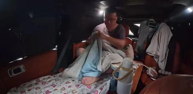 北漂男子下班后住車里3年：不比酒店差 獨特生活方式受關(guān)注