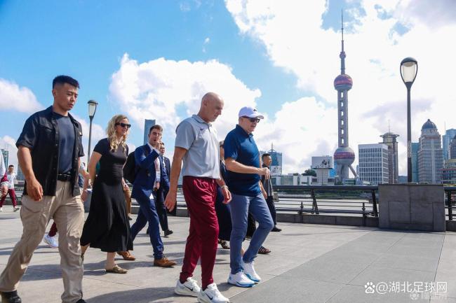 澳大利亞總理在外灘散步時受贈球衣 共話中澳體育情誼