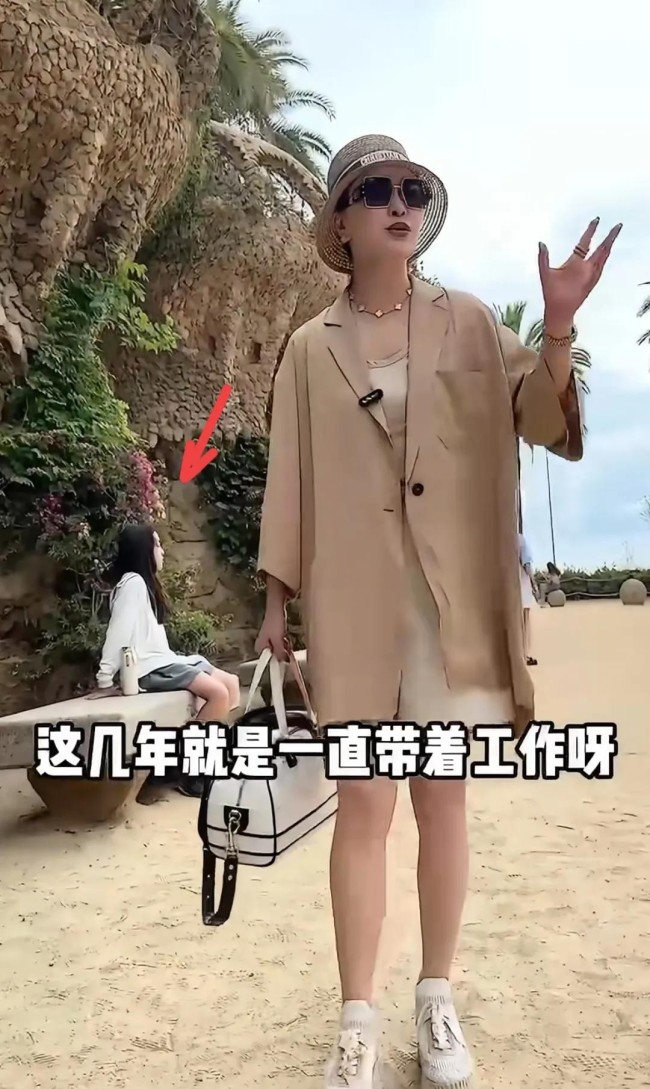 前央視女主持帶娃出國(guó) 老公視角曝光
