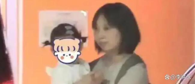 王鸥何九华女儿首露面，保姆抱着、家中长辈陪同，被曝二人已领证 家庭新成员引发热议