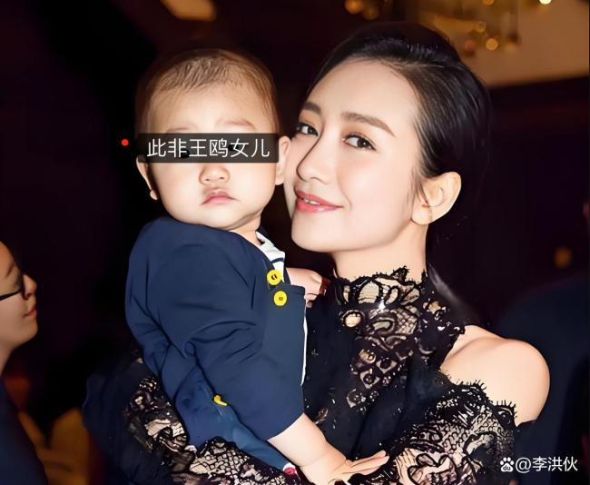 王鸥何九华女儿首露面，保姆抱着、家中长辈陪同，被曝二人已领证