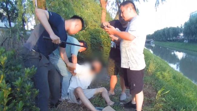 民警上演“反詐伏擊戰(zhàn)” 與時(shí)間賽跑智擒騙子
