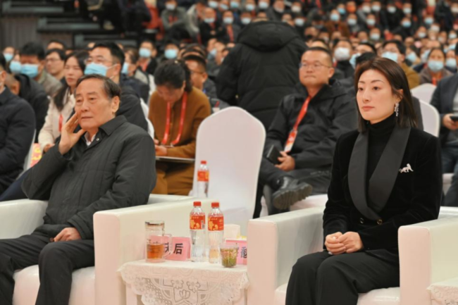 宗馥莉，站在风暴中心……继承纠纷引发关注