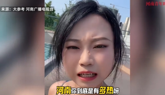 女生等紅綠燈的時(shí)間鞋熱化了